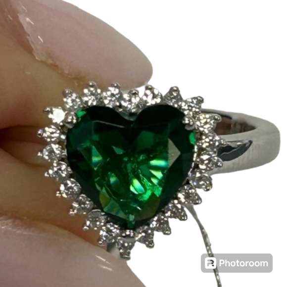 🔹️Suzy Levian🔹️ Sterling Silver Heart-shaped Green Cubic Zirconia Ring Size 7 - Picture 4 of 8